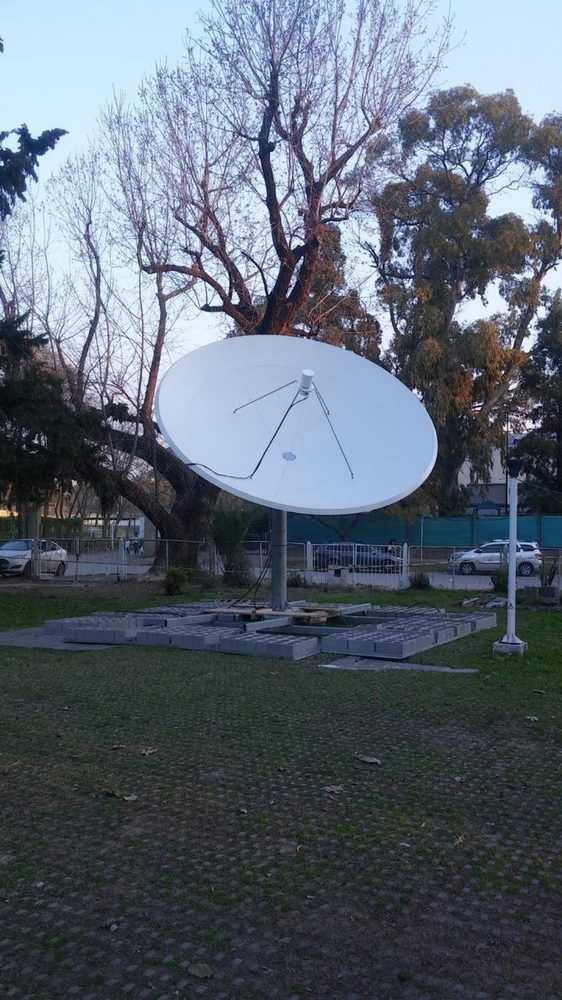Antena parabólica de recepción de satélites meteorológicos